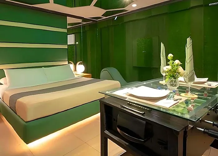 Victoria Court Pinas Hotel 3*