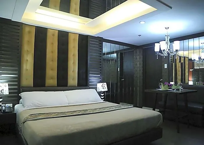 Victoria Court Pinas Hotel 3*
