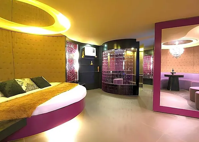 Victoria Court Pinas Hotel 3*
