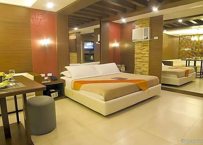 Victoria Court Pinas Hotel 3*