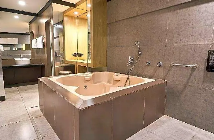 Victoria Court Pinas Hotel