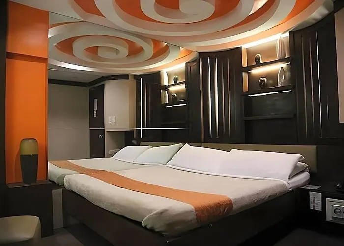 Victoria Court Pinas Hotel 3*