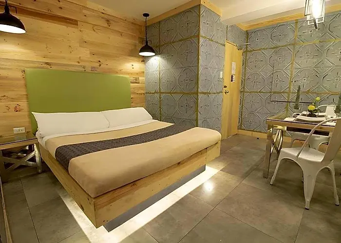 Hotel Victoria Court Pinas