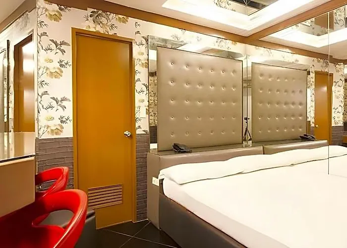Victoria Court Pinas Hotel