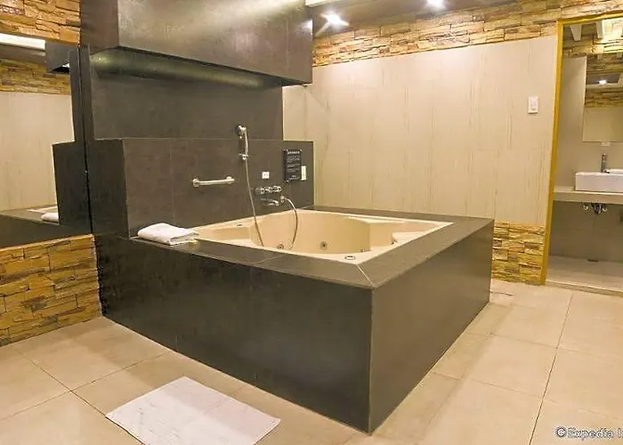 Hotel Victoria Court Pinas 3*